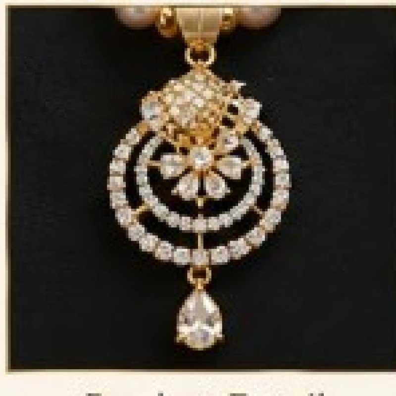 Elegant Pearl Necklace and Earring Set detail
