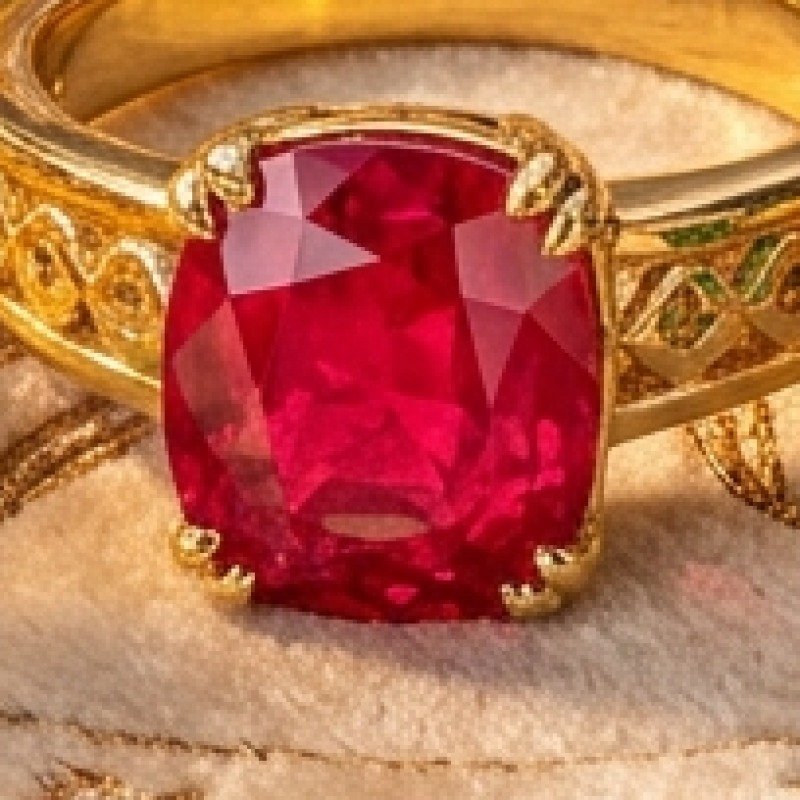 Ruby-Coloured Stone Pendant detail